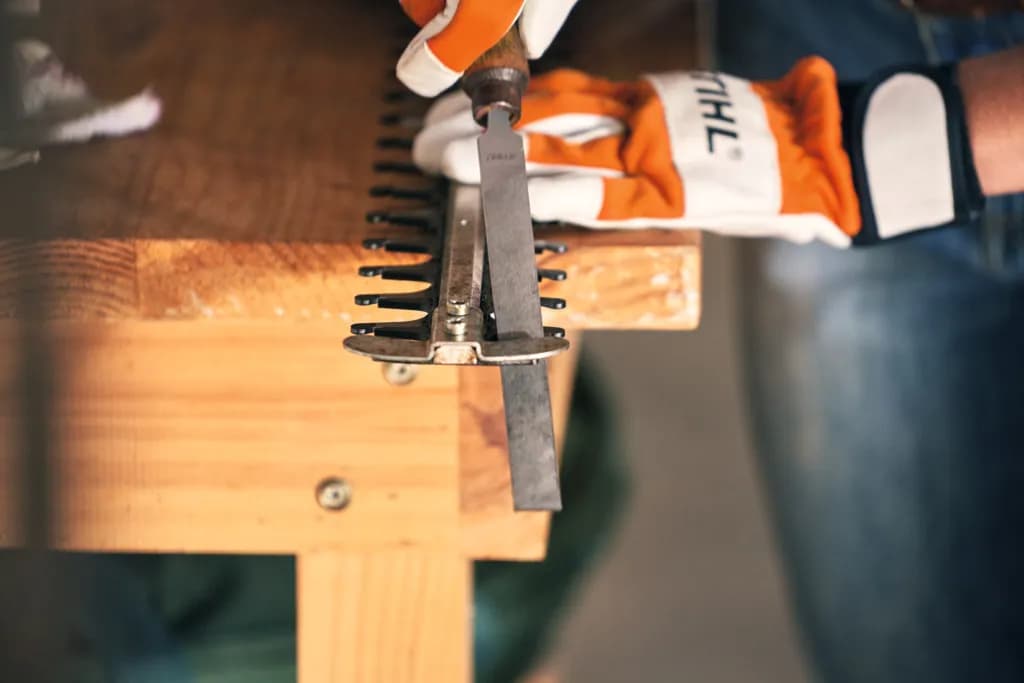 Jak naostrzyć nożyce elektryczne do żywopłotu i uniknąć uszkodzeń