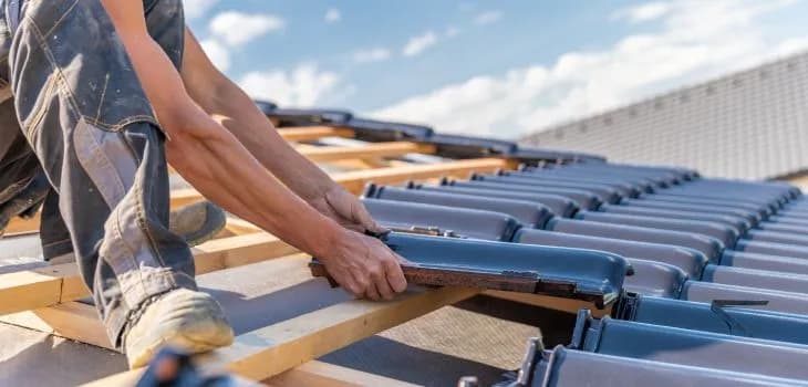 Ile średnio zarabia dekarz w Polsce? Sprawdź, co wpływa na pensję